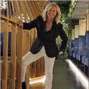 Insegnante d’Inglese laureata impartisce lezioni a studenti delle elementari , medie , e licei . Esperienza ventennale